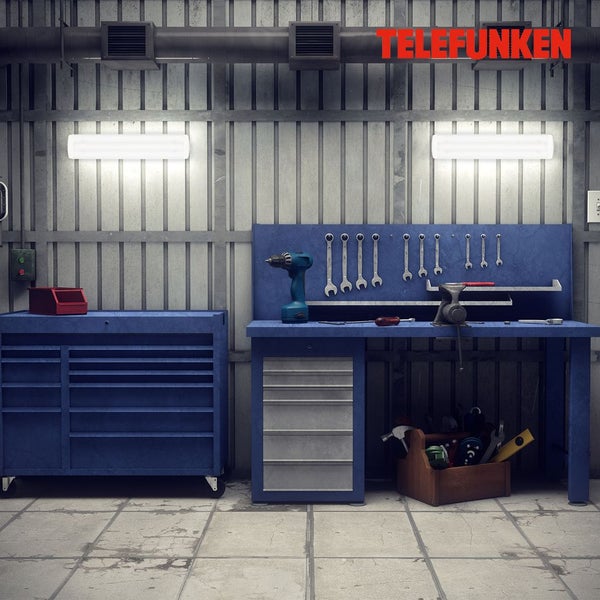 Zwei helle LED Werkstattlampen an einer Metallwand über einer blauen Werkbank und einem Werkzeugwagen. Telefunken Logo.