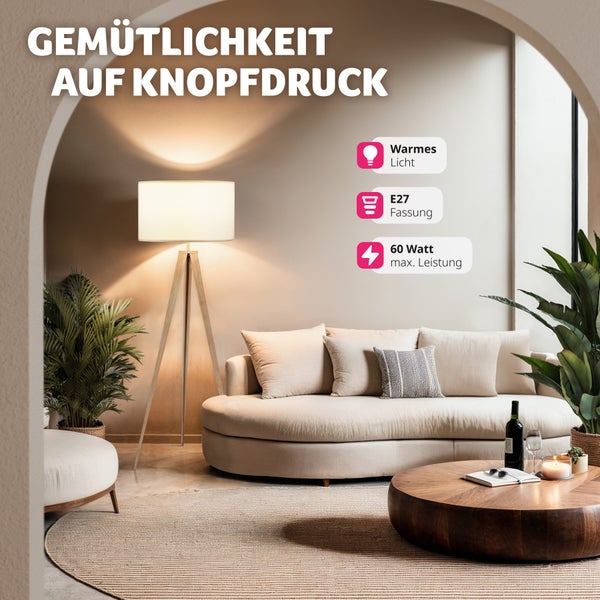 Wohnzimmer mit Stehlampe, Sofa und Couchtisch
