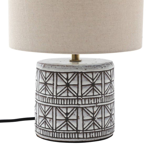 Tischleuchte mit gemustertem Keramikfuß und Stoffschirm