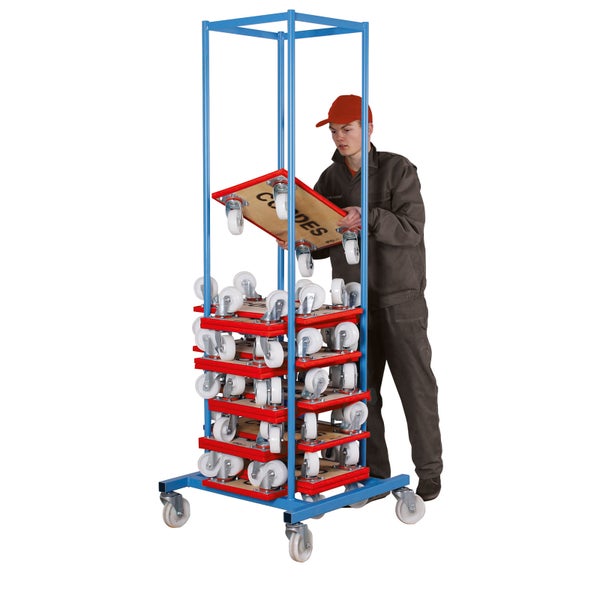 Transportwagen mit Rollen und Arbeiter beim Einlegen eines Brettes