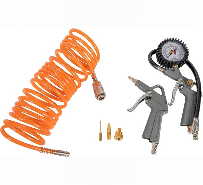 Druckluft-Zubehörset bestehend aus einem orangefarbenen Spiralschlauch, einer grauen Ausblaspistole, einem Reifenfüllmessgerät und drei Adaptern.