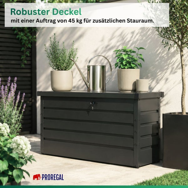 Anthrazitfarbene Gartenbox aus Metall auf einer hellen Terrasse, Pflanzen auf dem robusten Deckel mit 45 Kilogramm Traglast, PROREGAL Logo.