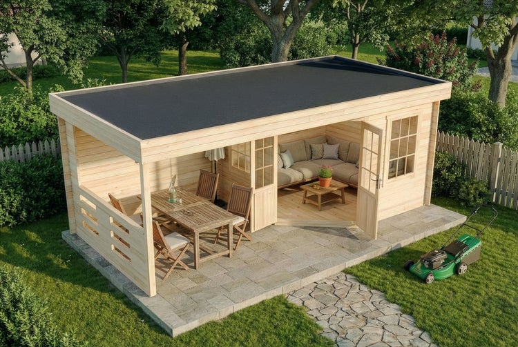 Modernes Gartenhaus aus hellem Holz mit Flachdach, integrierter Terrasse inklusive Sitzgruppe und offenem Innenraum mit Ecksofa.