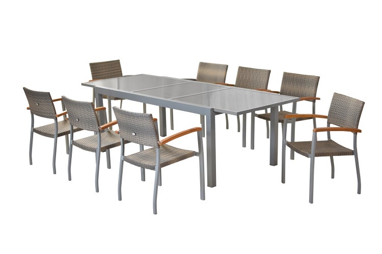 Gartenmöbel-Set bestehend aus einem rechteckigen Tisch mit Glasplatte und acht Stühlen aus Geflecht mit Armlehnen aus Holz.