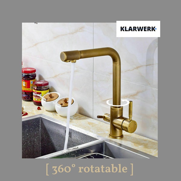 Küchenarmatur von Klarwerk in Messing-Optik, 360 Grad drehbarer L-Auslauf, Einhebelmischer an einer Spüle, Klarwerk Logo.