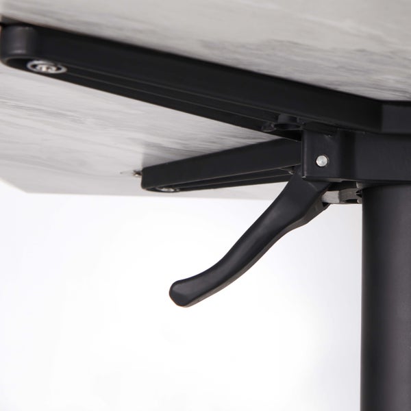 Detailaufnahme des schwarzen Einstellhebels und Metallrahmens an der Unterseite eines Tisches mit Tischplatte in Marmor-Optik.