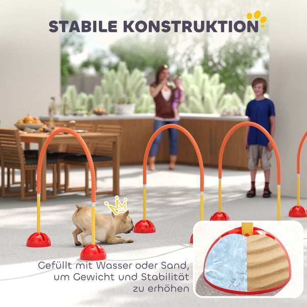Agility-Parcours für Hunde auf einer hellen Terrasse, Bögen mit befüllbaren Standfüßen für Wasser oder Sand zur Erhöhung der Stabilität.