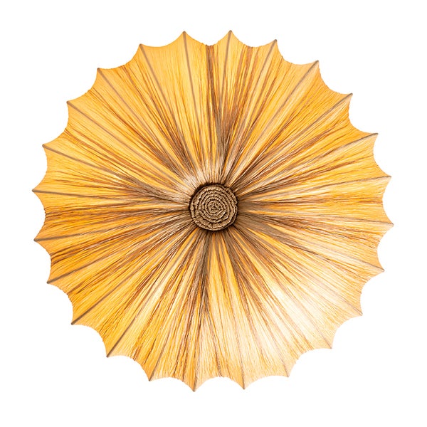 Rundes Wandobjekt aus Naturmaterial mit gewelltem Rand und zentraler Flechtung.