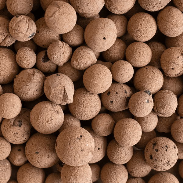 Nahaufnahme von Blähton-Kugeln in verschiedenen Größen für Gartenbau und Hydrokultur.