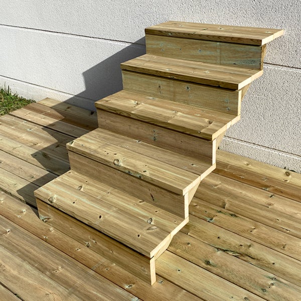 Holzterrasse mit Treppe