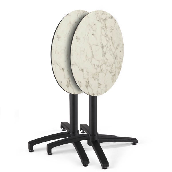 Zwei Bistrotische mit runder Tischplatte in Marmor-Optik und schwarzem Metallgestell, Tischplatten hochgeklappt.