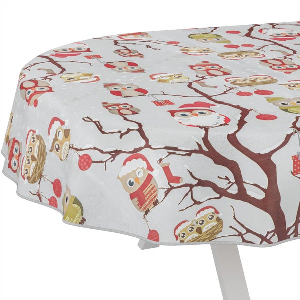 Tischdecke mit Eulenmuster auf einem Tisch