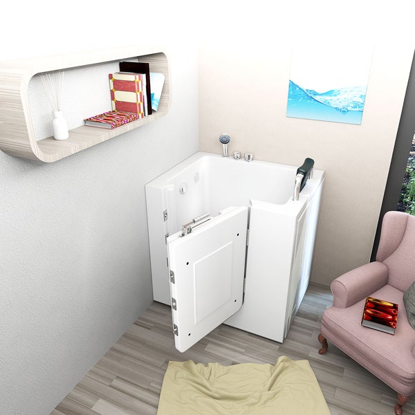 Begehbare Badewanne mit offener Tür in einem Badezimmer mit Sessel und Wandregal