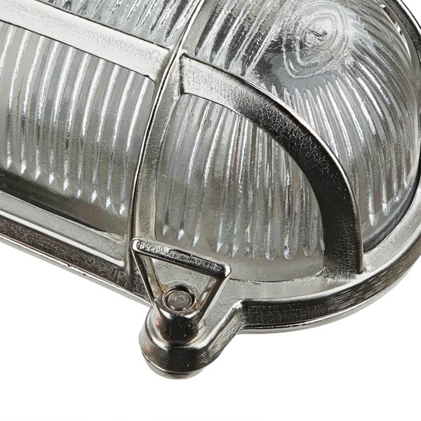 Detailansicht einer Schiffslampe mit Schutzkorb und geriffeltem Glas