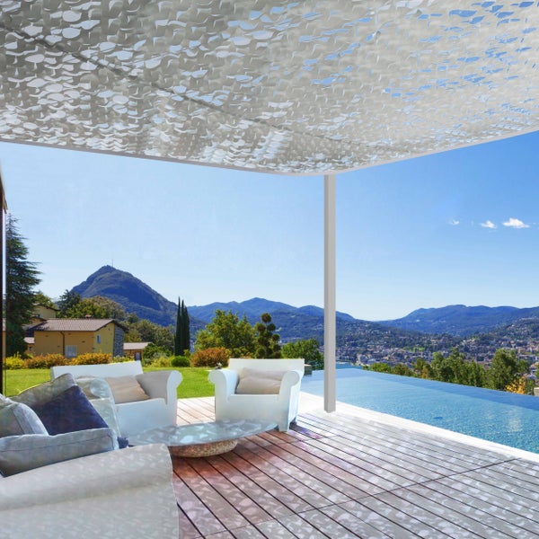 Weißes Tarnnetz als Sonnensegel über einer Terrasse mit modernen Möbeln und Blick auf einen Pool.