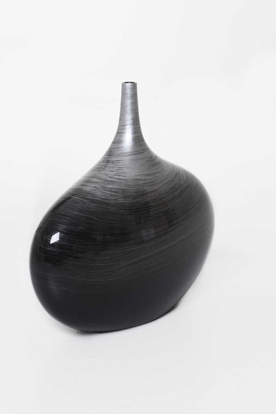 Moderne Dekovase mit bauchiger Form und schmalem Hals, gebürstete Oberfläche mit Farbverlauf von Schwarz zu Silber.
