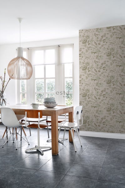 Heller Essbereich mit Holztisch, Stühlen und floraler Tapete