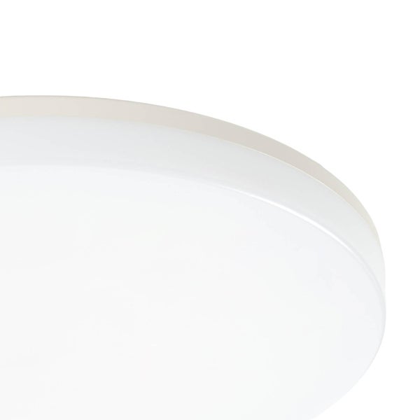 Nahaufnahme einer runden, weißen Deckenleuchte oder Wandleuchte mit flachem Design.
