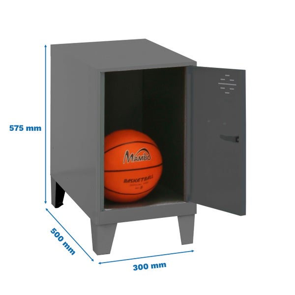 Grauer Garderobenschrank aus Stahl mit geöffnete Tür und Basketball