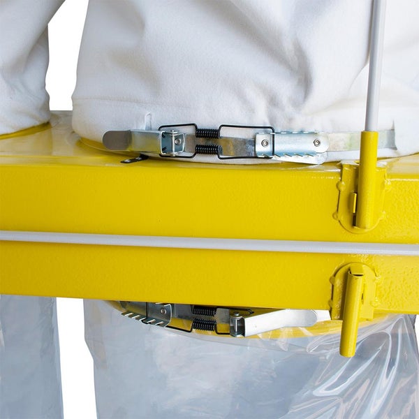 Detailaufnahme eines gelben Staubabsauggeräts mit Spannmechanismus