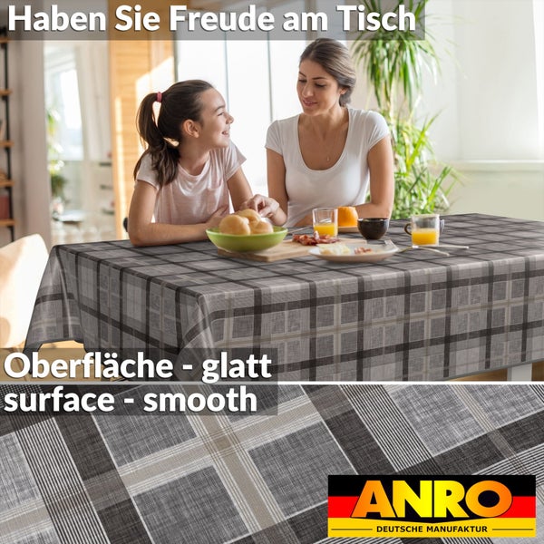 Tisch mit karierter Tischdecke und glatter Oberfläche, gedeckt mit Speisen und Getränken.