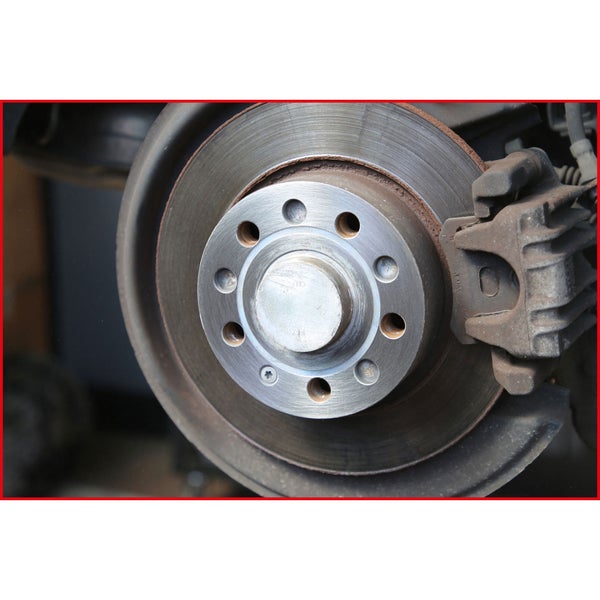 Bremsscheibe mit Bremssattel am Fahrzeug
