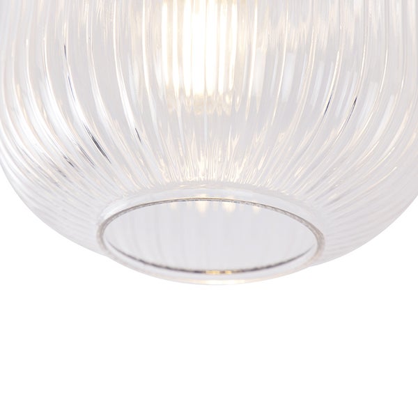 Detailaufnahme einer transparenten Glasleuchte mit gerippter Oberfläche