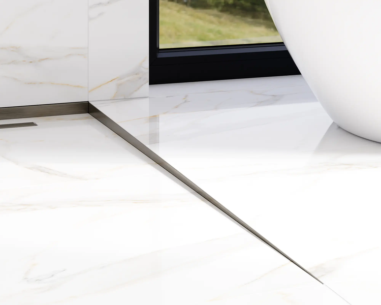 Modernes Badezimmer mit weißen Fliesen in Marmoroptik und einem eingebauten Duschprofil aus Metall für eine barrierefreie Dusche.