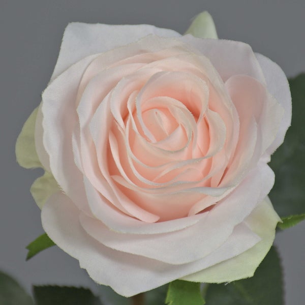 Künstliche Rose aus Textilmaterial in hellem Rosa mit grünen Blättern.