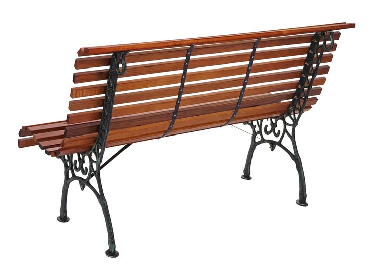 Parkbank mit Holzlatten und verziertem Metallgestell, Rückansicht.