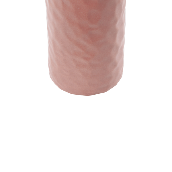 Nahaufnahme der strukturierten, gewellten Oberfläche eines zylindrischen Pflanzgefäßes in Rosa.