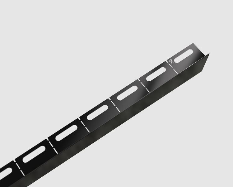 Schwarze Lochschiene aus Metall in L-Form mit ovalen Aussparungen und Markierungen zum Kürzen.