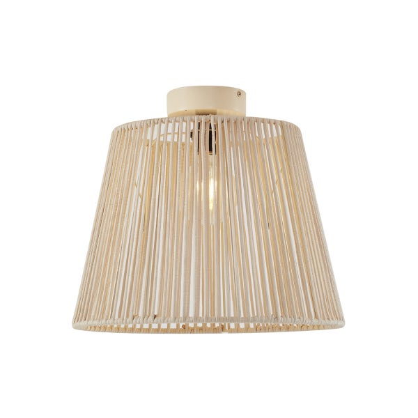 Deckenleuchte mit konischem Lampenschirm aus hellen Seilen im Boho-Stil.