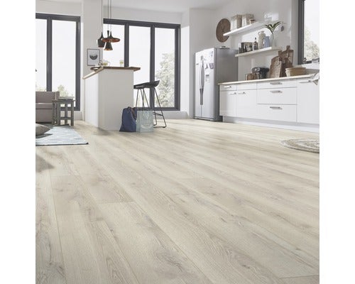 Heller Laminatboden in einer modernen Küche mit Sitzgelegenheit