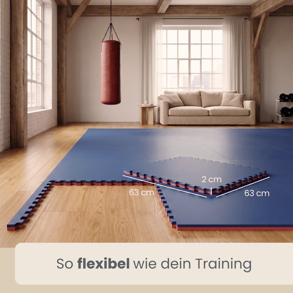 Ineinandergreifende Fitnessmatten, 63 mal 63 Zentimeter, 2 Zentimeter dick, in einem Raum mit Boxsack, Sofa und Hanteln auf Holzfußboden.