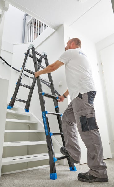 Beistelltisch mit rechteckiger Tischplatte und Fuß