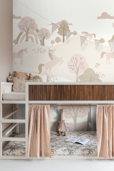 Kinderzimmer mit Etagenbett und Einhorn-Tapete