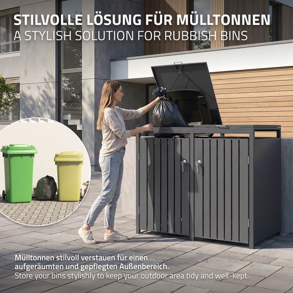 Frau wirft Müllbeutel in eine moderne, dunkle Mülltonnenbox für zwei Tonnen vor einem Haus.