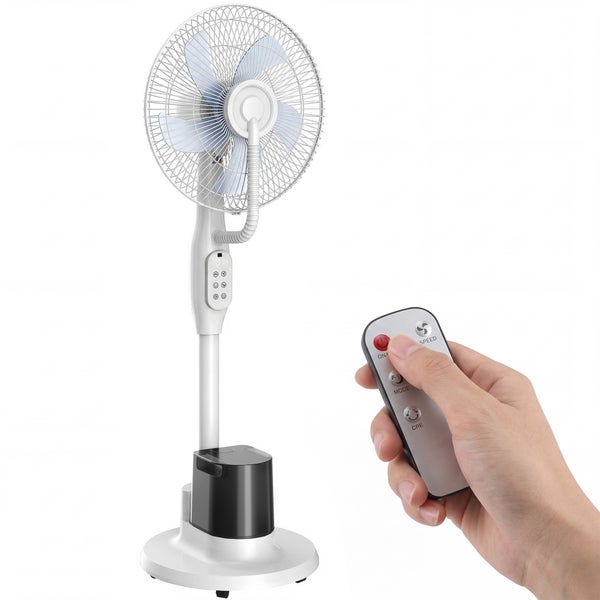 Standventilator mit Sprühnebelfunktion, integriertem Wassertank am Fuß und Fernbedienung zur Steuerung.