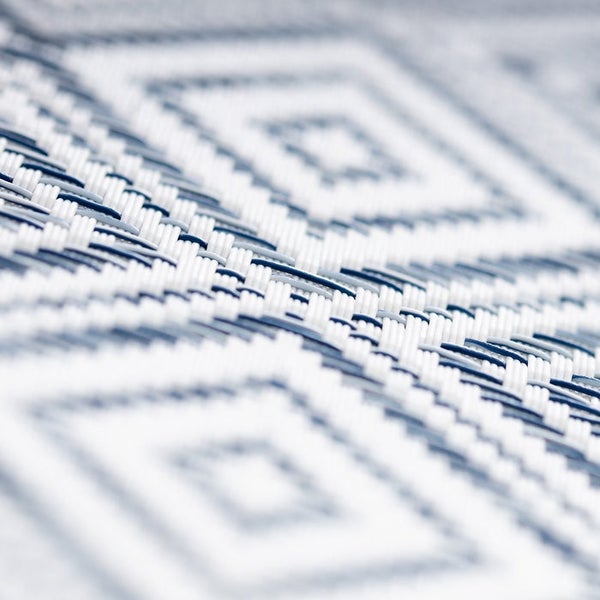 Detailansicht eines Teppichs mit geometrischem Muster