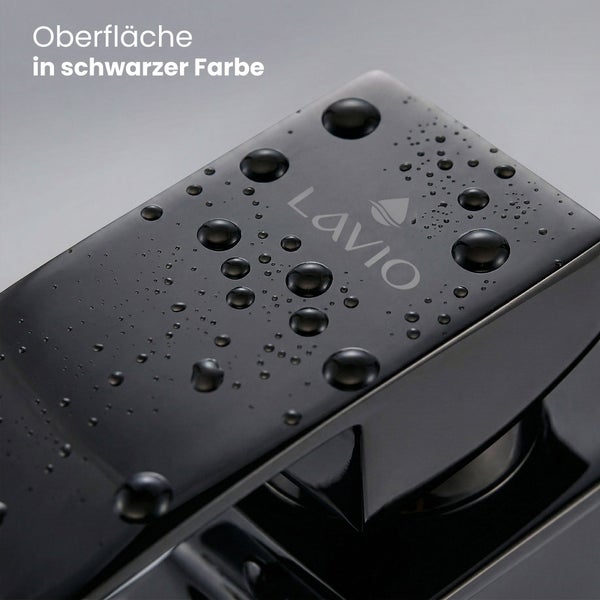 Lavio Logo auf einer schwarzen Armaturenoberfläche mit Wassertropfen.