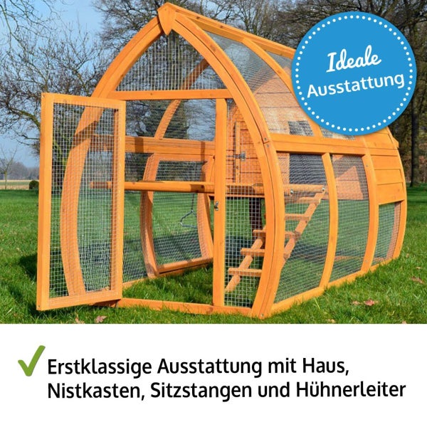 Bogenförmiger Hühnerstall aus Holz mit idealer Ausstattung, inklusive Freilauf, Haus, Nistkasten, Sitzstangen und Hühnerleiter auf einer Rasenfläche.