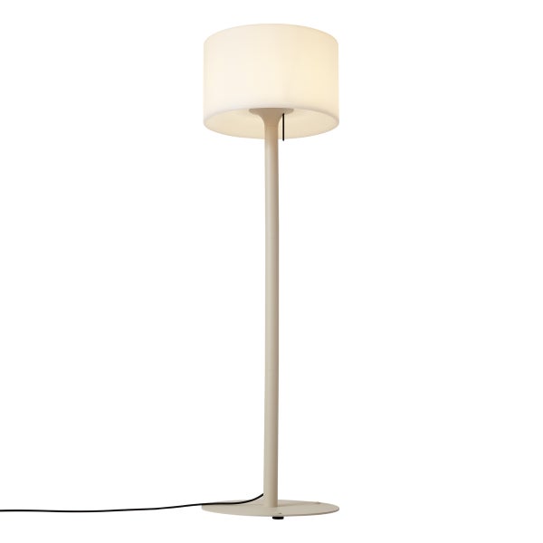 Moderne Stehleuchte mit weißem zylindrischem Schirm und schlankem Standfuß auf einer runden Basis.