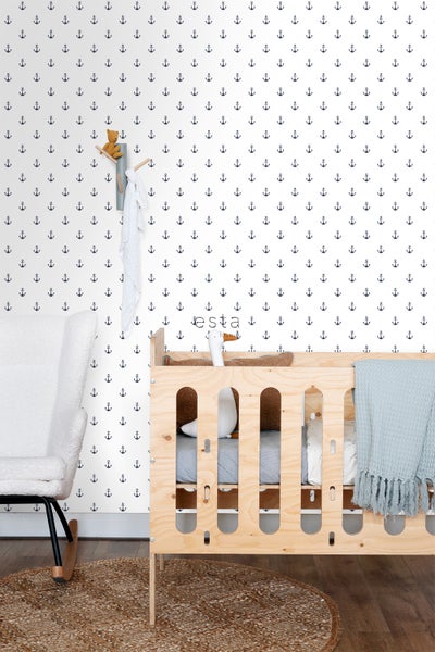 Kinderzimmer mit Anker Tapete, Kinderbett und Sessel