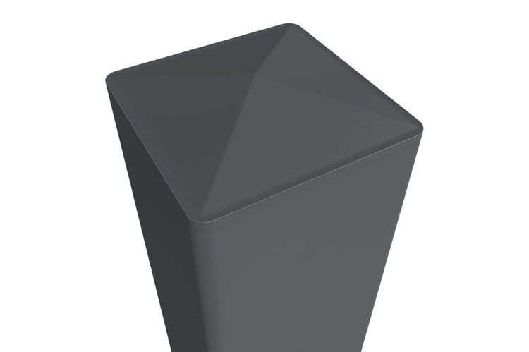 Quadratischer Zaunpfosten mit pyramidenförmiger Pfostenkappe.