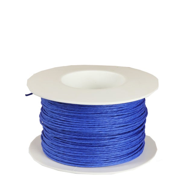 Blaue Papierkordel auf einer weißen Spule.