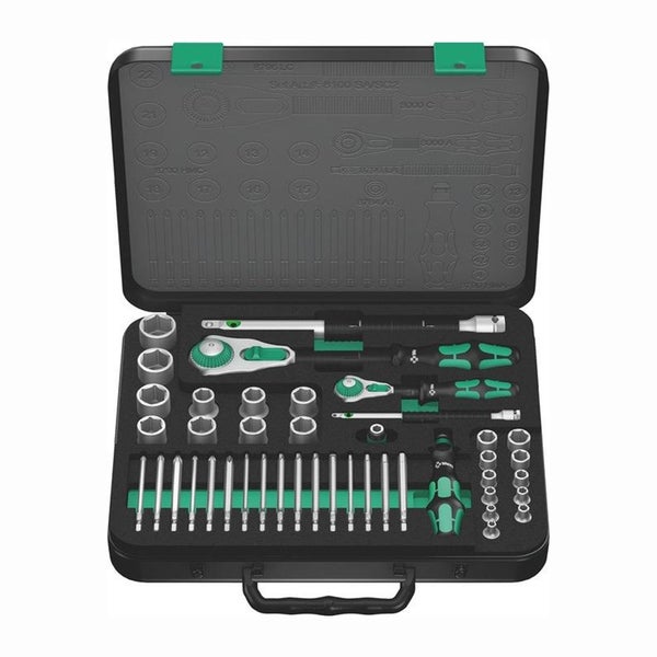 Werkzeugsatz mit Ratschen, Bits und Steckschlüsseln in einem schwarzen Koffer