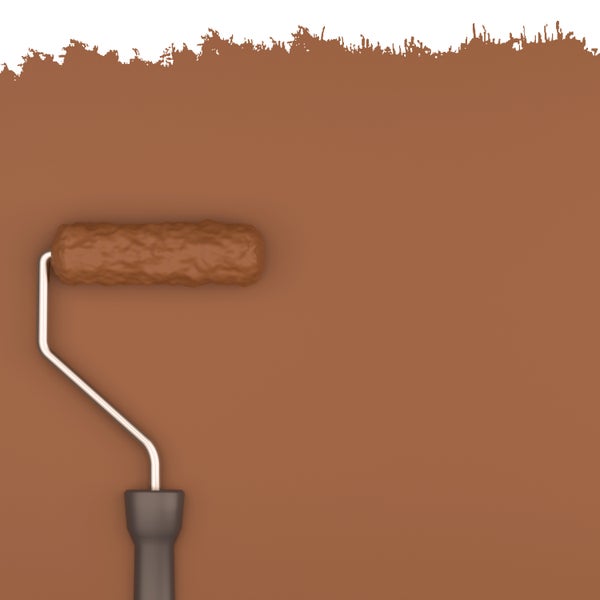 Farbroller trägt braune Wandfarbe auf eine Fläche auf.