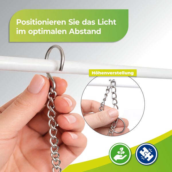 Hand stellt eine Metallkette mit Haken an einer weißen Stange zur Höhenverstellung für die Lichtpositionierung ein.
