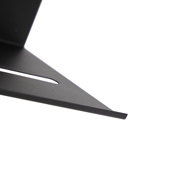 Detailansicht eines Metallregalträgers mit Schlitz